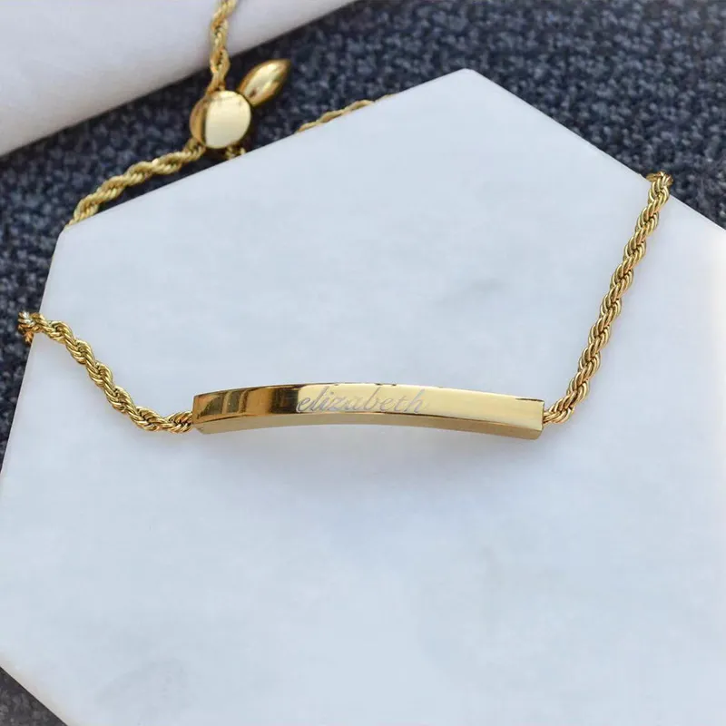 Bracciale con cursore a barra presonalizzato con nome inciso, regali di gioielli lei. Bracciale in oro da donna personalizzato