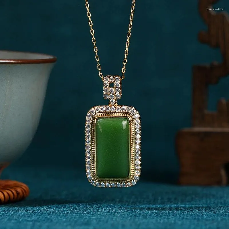 Hänghalsband Höst- och vintertillbehör Hög färgretention Kopparpläterad guld Emerald Imitation Hetian Jade Green Lucky