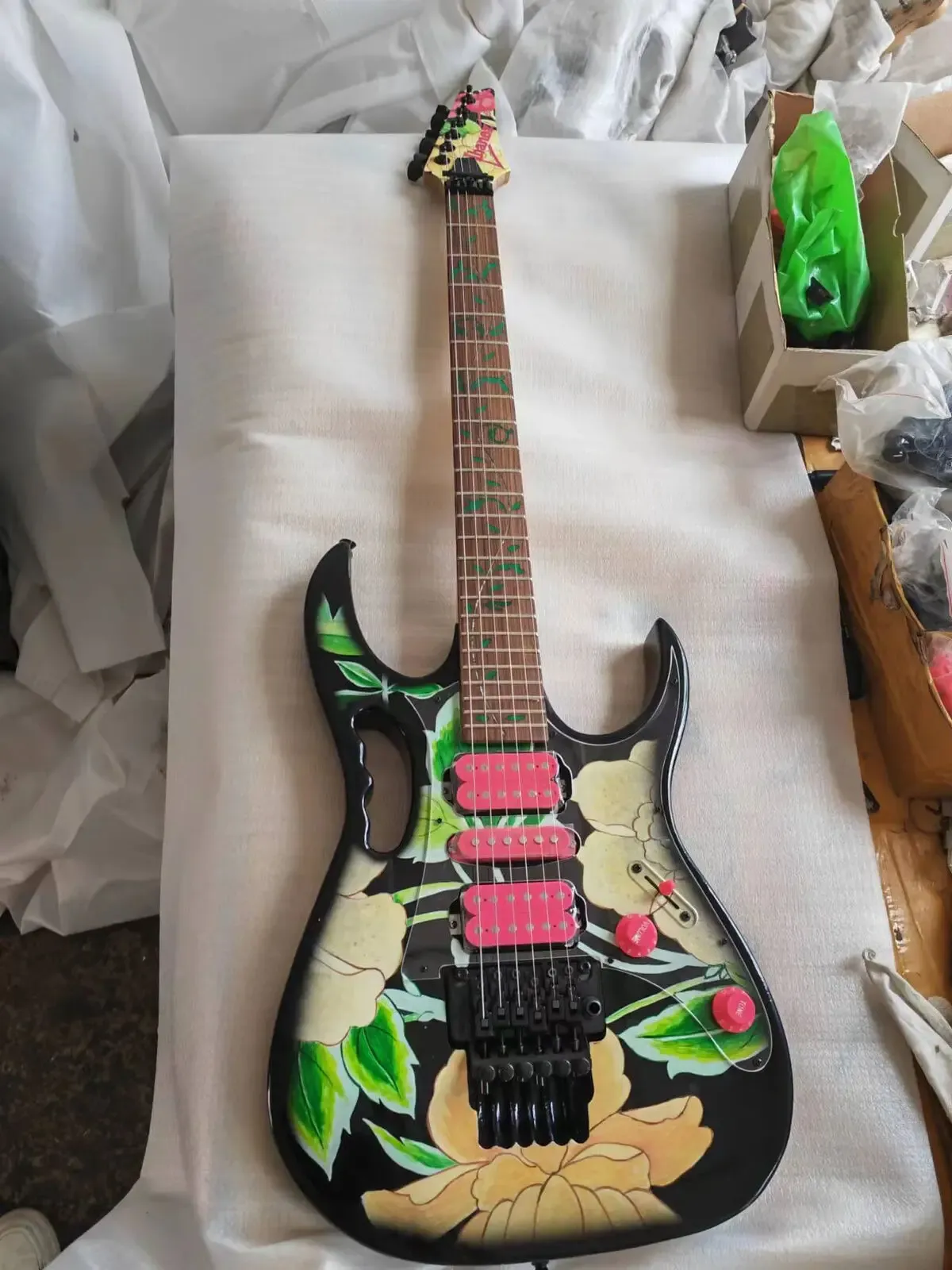 Chitarra personalizzata di alta qualità 6 corda Steve vai elettrica floreale impiallacciatura floreale