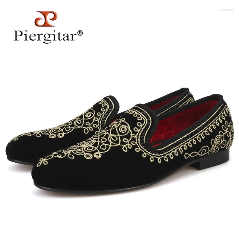 Chaussures décontractées Piergitar 2024 Luxueux motif brodé Paisley Hommes Mocassins en velours Mocassins faits à la main pour la fête de mariage et le banquet Plus