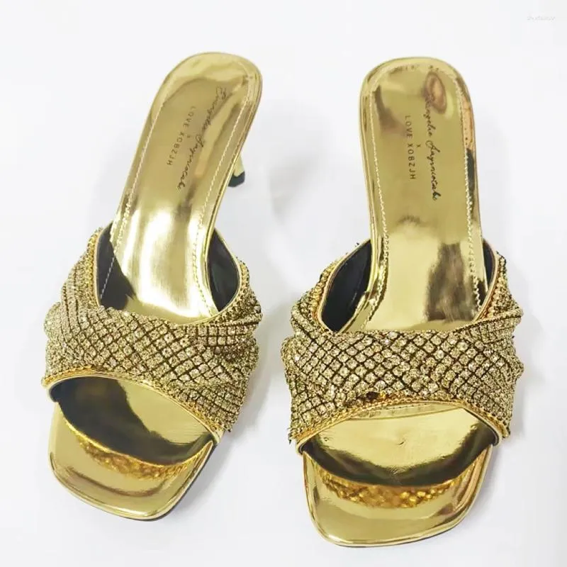 Hausschuhe Sommer 2024 Damen Strass Mode Schläfer Schuhe mit Absatz Gold Sandalen Sexy dünne Absätze Elegante Hochzeit