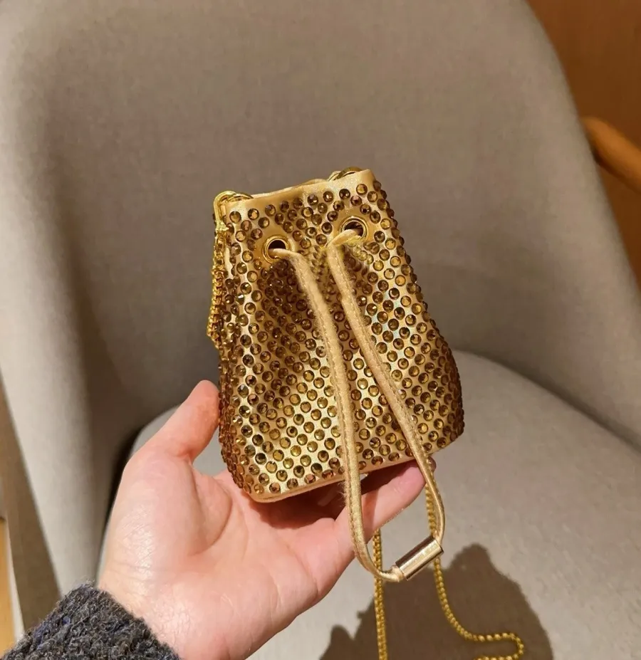 Gorąca sprzedaż klasyczna trójkąt etykieta Crystal mini torba projektant patent skóra crossbody mała torebka luksusowa marka ręczna torba telefoniczna. Doustna czerwona koperta