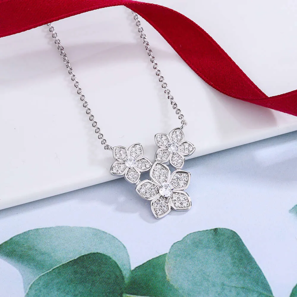 Three Leaf Grass Gold Necklace with Flowers Full of Diamonds, Light Luxury and Elegant Collarbone Chain, Feminine and Versatile Five Petal Flower Collarbone Chain