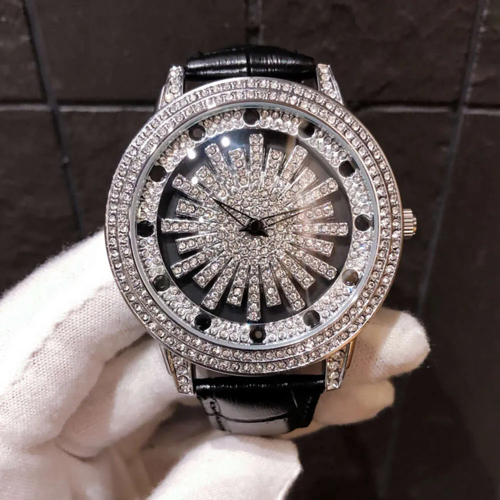 Tiktok Fortune trasforma uomini e donne in tutto il cielo Orologio al quarzo di tendenza con quadrante rotante con diamanti e stelle