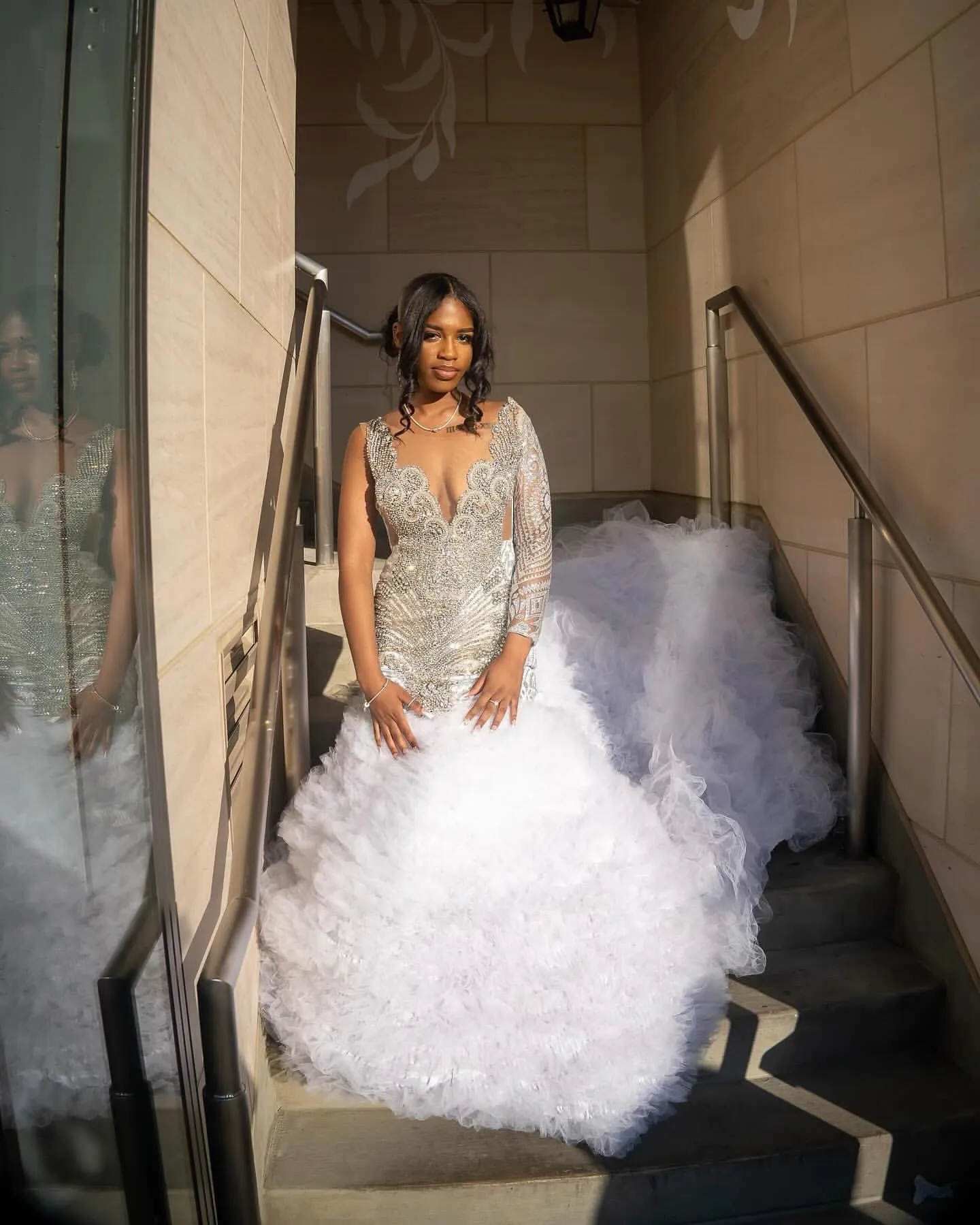 エレガントな白い人魚のプロムドレスとビーズのクリスタル1つの袖を  