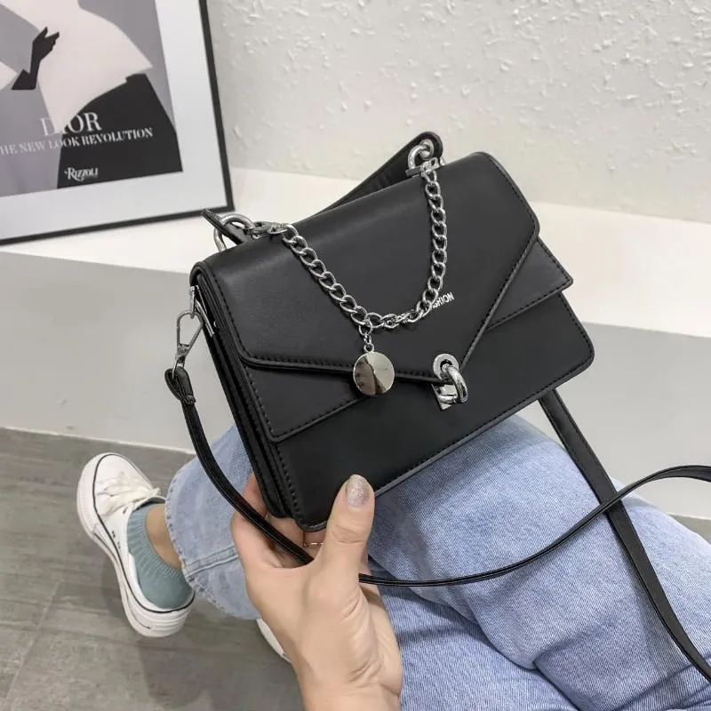 Nya kvinnor designer axelväskor mode pu läder hög kvalitet kedja crossbody för kvinnor 2024 sommar fast färg messenger damer simp 1225