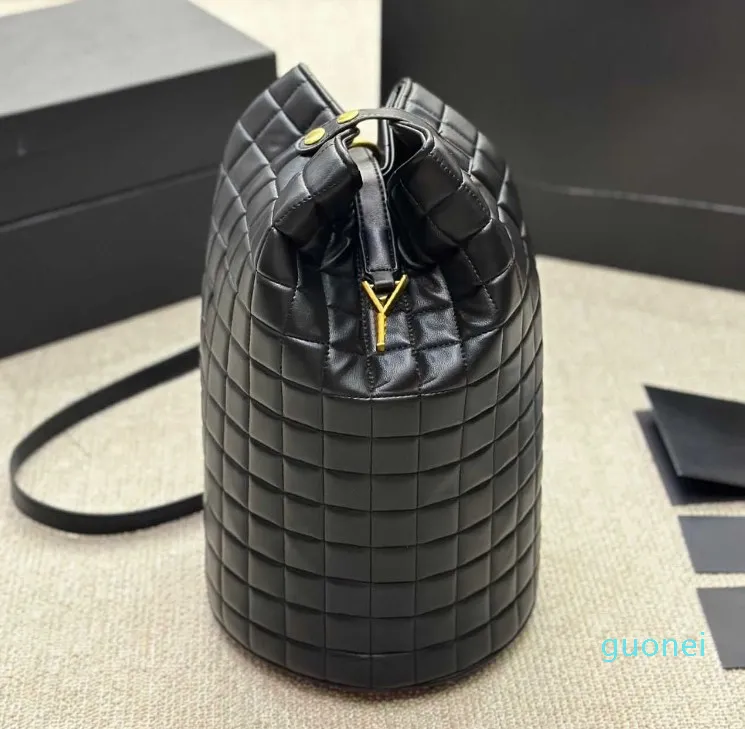 Designer -Buckets Lattice Shopping Buckle Bag Ny Hook Vintage Bucket Rhombic Bag Versatile Practical Soft Lambskin Black Classic Color