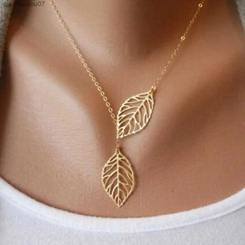 Pendant Necklaces New Fashion Double Leaf Womens Bohemian Simple Alloy Clavik Necklace Leaf Pendant Necklace Accessories Jewelry GiftsL2404