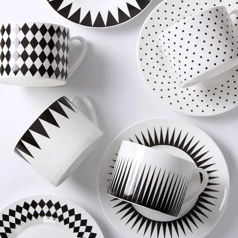 Tassen, Untertassen, Kaffeetasse und Teller im nordischen Stil, schwarz-weiß, geometrisch, mit Löffel, trinken Sie einen Tee in der Nacht zu Hause