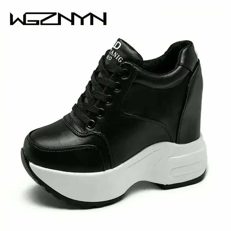 Stövlar 2023 Nya kvinnliga ankelstövlar Spring Autumn Pu Leather Shoes Woman Platform Höjd ökade Sneakers 10 cm tjocka sulkilar W705