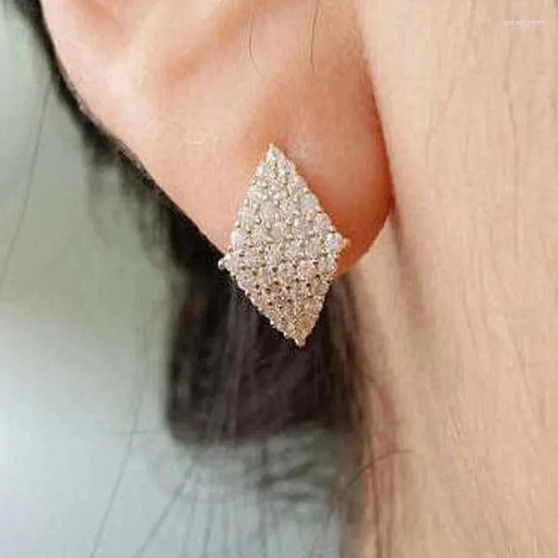 Orecchini a bottone Moda moderna da donna Cubic Zirconia Ear Piercing Colore oro Gioielli femminili semplici e versatili