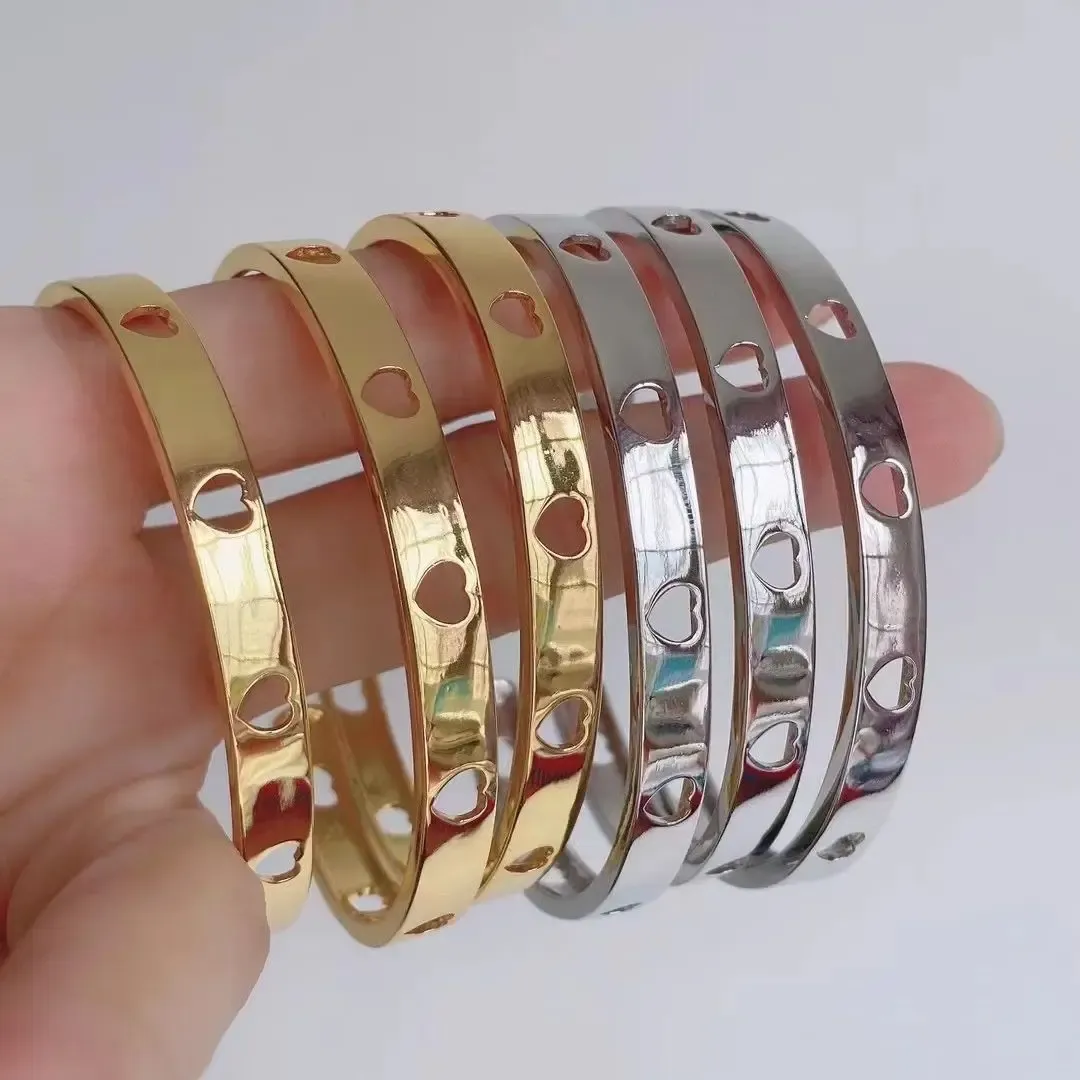 Bracelets 5 pièces en gros plaqué or en laiton creux coeur manchette bracelet bracelet bijoux fins pour les filles femmes