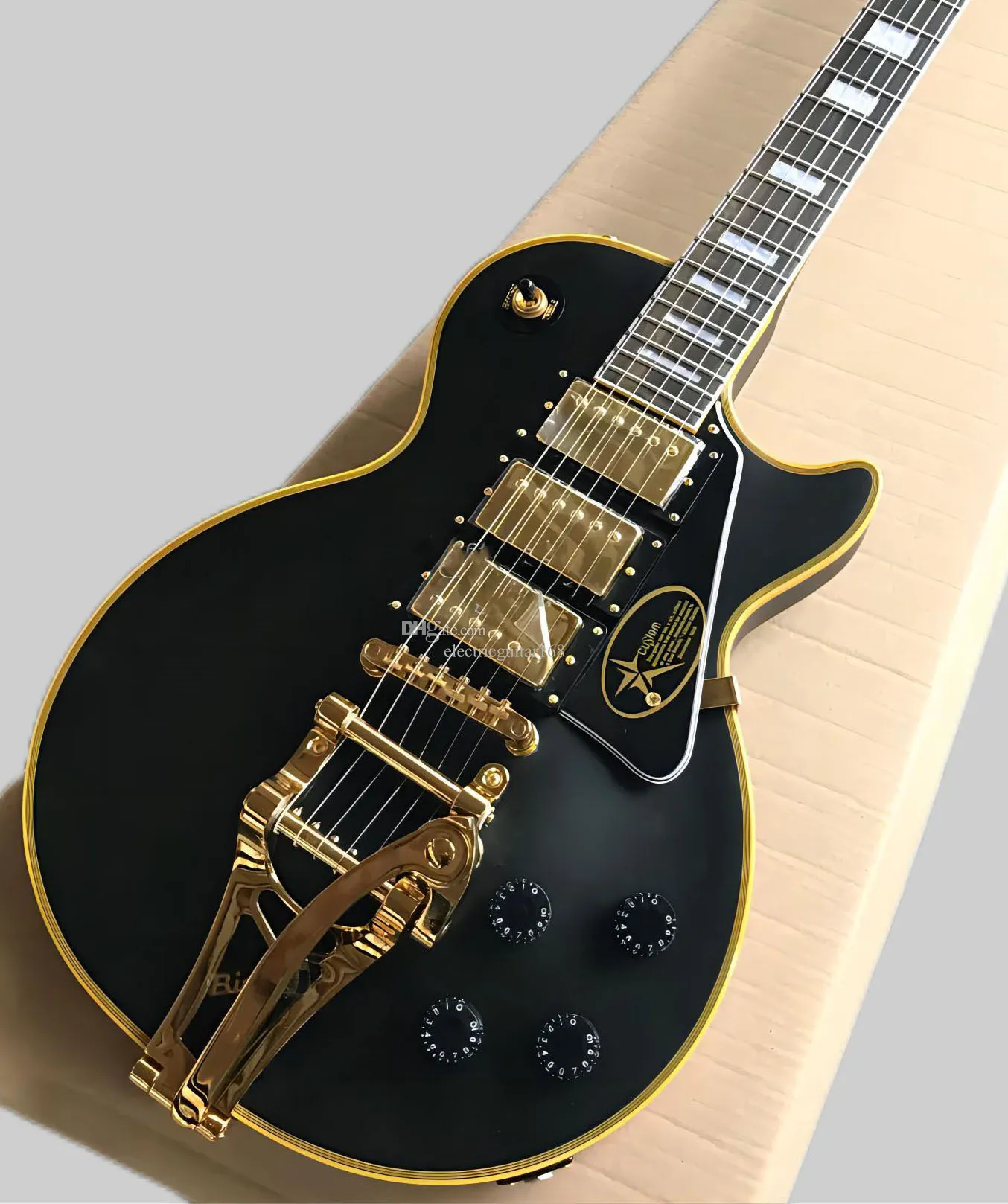 Vente en gros de haute qualité custom shop guitare électrique noire doigt en palissandre.Quincaillerie dorée, micro Golden Jazz 3