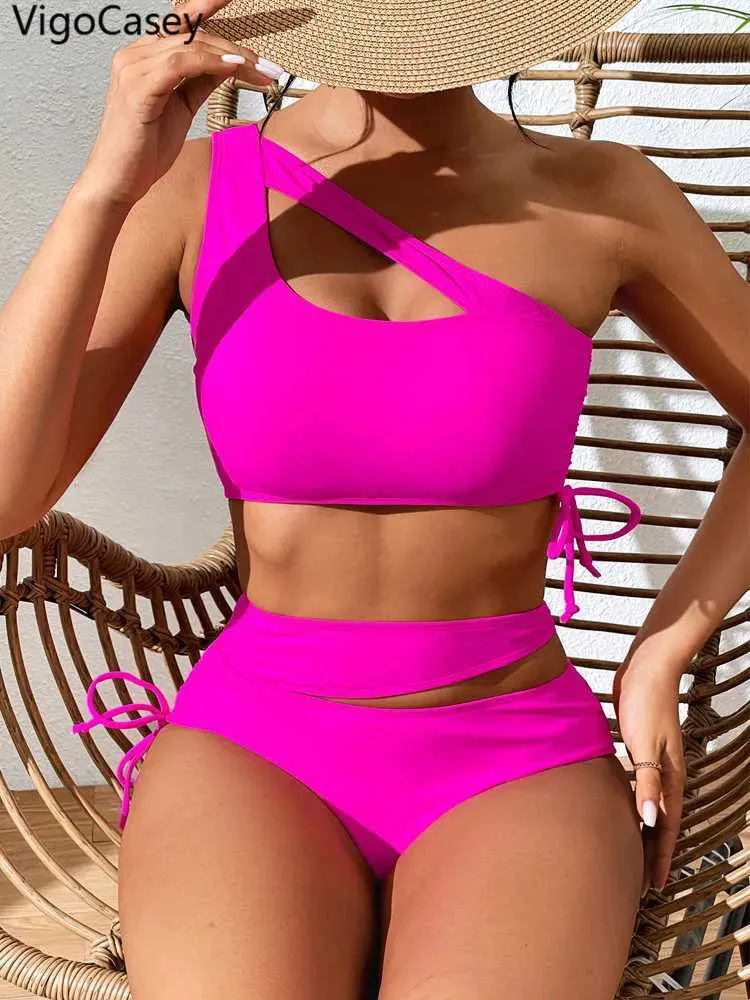 Kvinnors badkläder vigocasey 2024 Sexig rosa en axel baddräkt Kvinnor Push Up Bikini Set Hollow Backless Baddräkt Hög midja Beach Swimsuit J240330