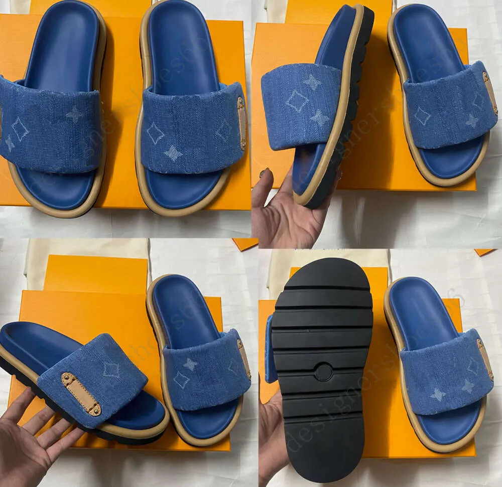 Pool kudde8 platt komfort mulplatta konfort mule sandal 1acjvh blå denim män kvinnor sandaler designer sandaler tofflor strand bokstav storlek 35 46