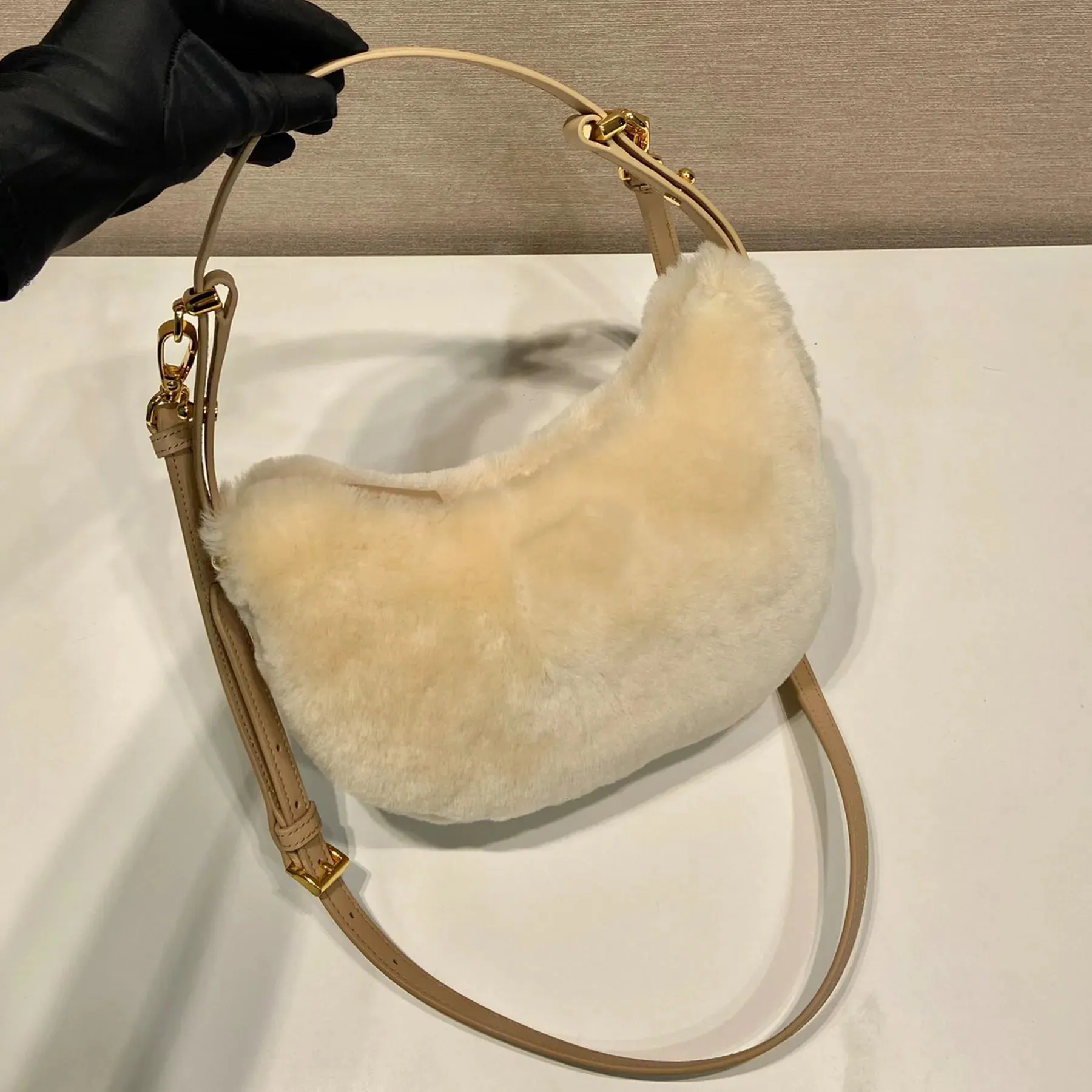 Ny Arque Shearling läder axelväska toppkvalitet 10a halv måne crossbody väskor designer kvinnor handväskor tote cross body satchel mode purses