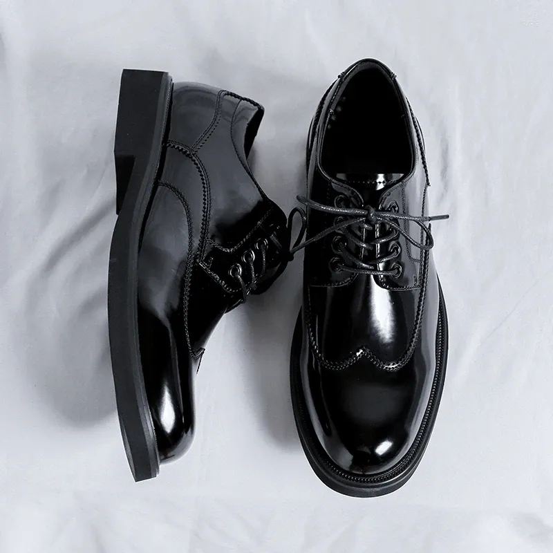 Повседневная обувь Осенние тренды Классические мужские платья для оксфордов Лакированная кожа на шнуровке Формальная черная свадебная вечеринка