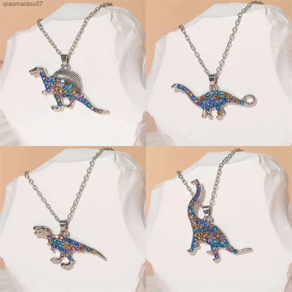 Colliers pendentifs Nouveau 8 colliers pendentif dinosaure en cristal coloré avec Dragon ailé tyrannosaure Rex Triceratops Velocipes collier de charme pour femmes L2404