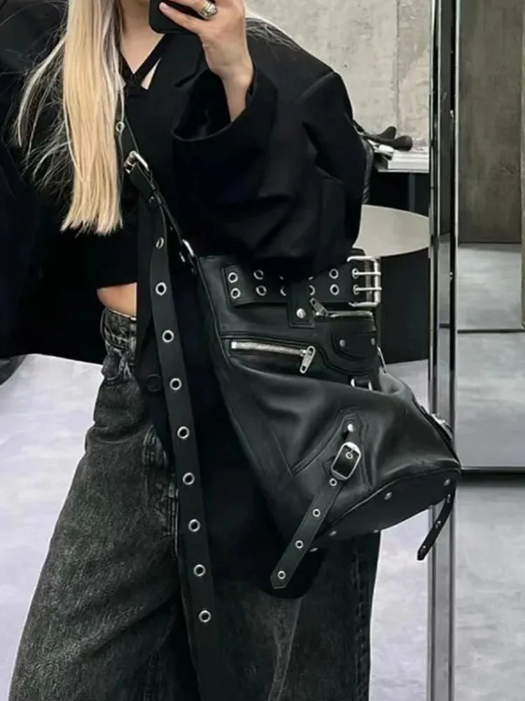 Jiaerdi High Street Vintage Handväska Kvinnor nitar stor kapacitet Casual Crossbody Bags Ladies Moto Biker Black Messenger Bag 240326