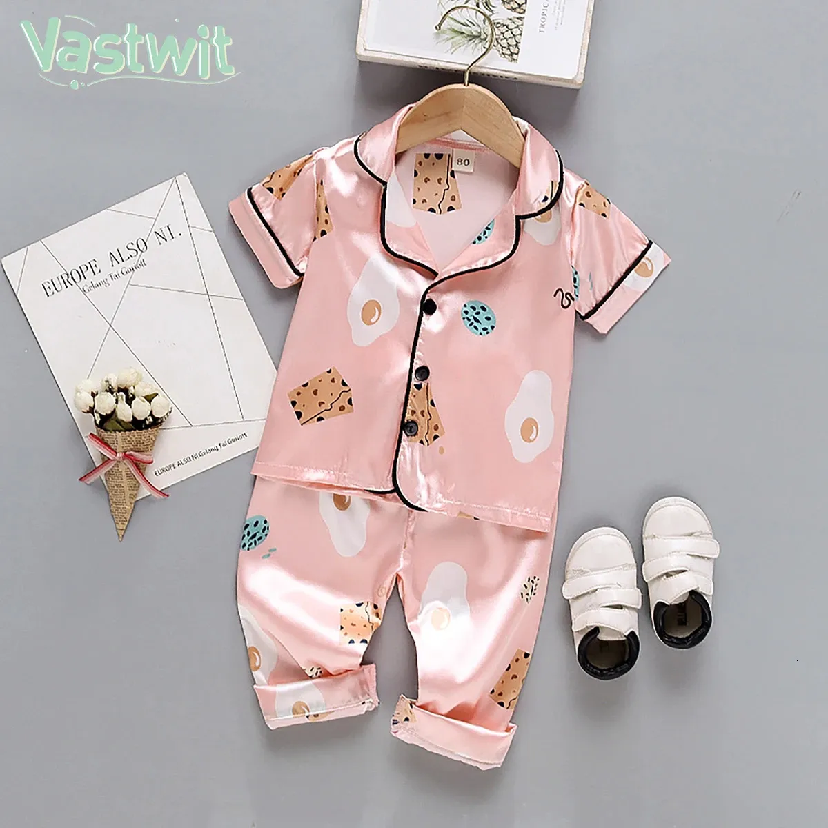 Kid Pyjama Ställer in Silk Satin Pyjamas Baby Boys Girls Clothing Pyjamas Cartoon Print Kort ärm Blus Topspants Sleepwears 240325