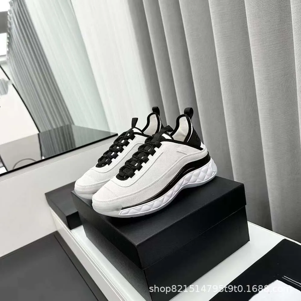 Xiao Xiangfeng Zapatos para papás Mostrar pies Xiao Deportes de ocio Suela gruesa Zapatos para pasteles Zapatos pequeños blancos elevados Mujer 2023 Otoño Nueva moda