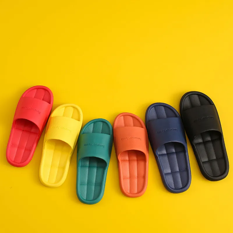 A001 Zapatillas domésticas para hombres en dormitorio de verano Parejas silenciosas Baño Baño Sandalias y zapatillas antideslizantes de suela blanda para mujer al por mayor