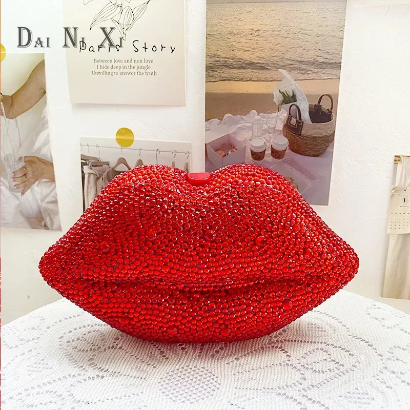 Dai ni Xi Female Luxury Red Sexy Leps Full Diamond Lips Shape Crystal Evening Facs Woman Blatgits Wedding Evening Parse للسيدات 240321