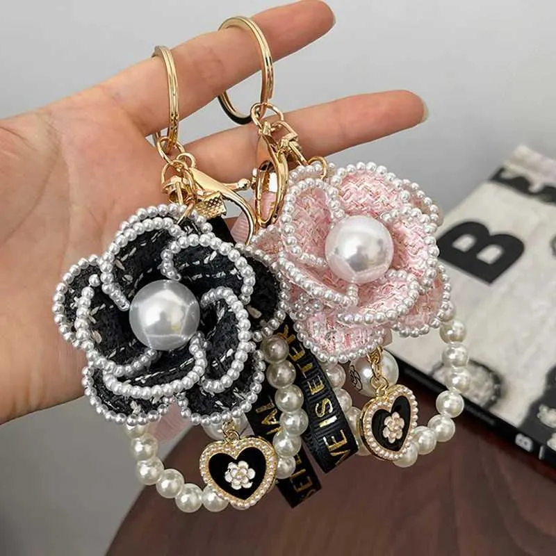 Keychains Lanyards Boutique Pearl Chain Tea Flower Woven Keychain Car Keyring Bag Pendant Accessories Keychain Girl Keyring Gift Jewelry J240330