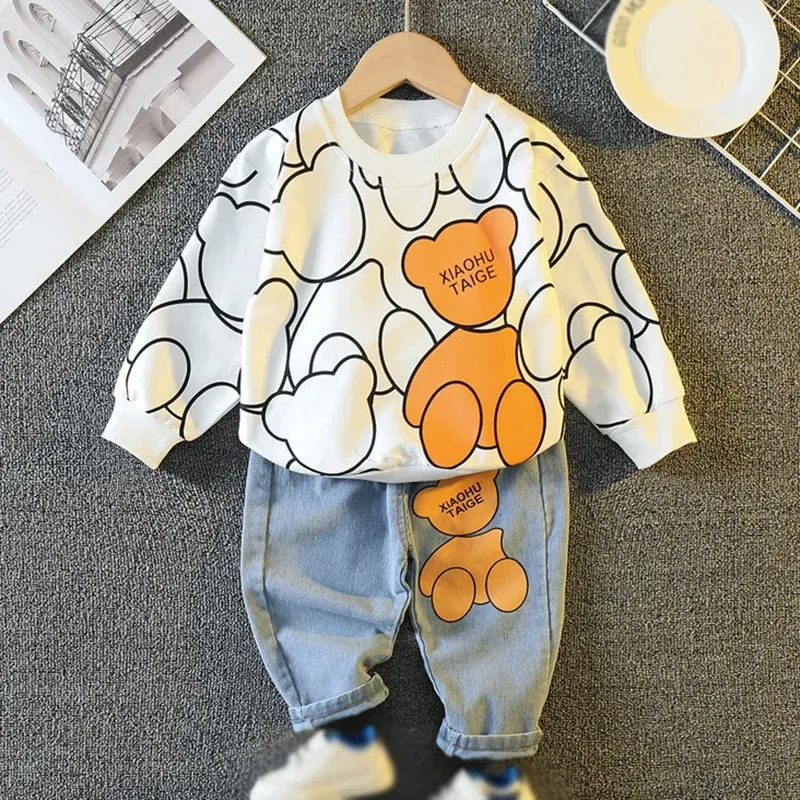 Peuter babyjongen kleding mode cartoon print sweatshirt jeans sets herfst kinderen lange mouw denim pakken kinderkleding 240328