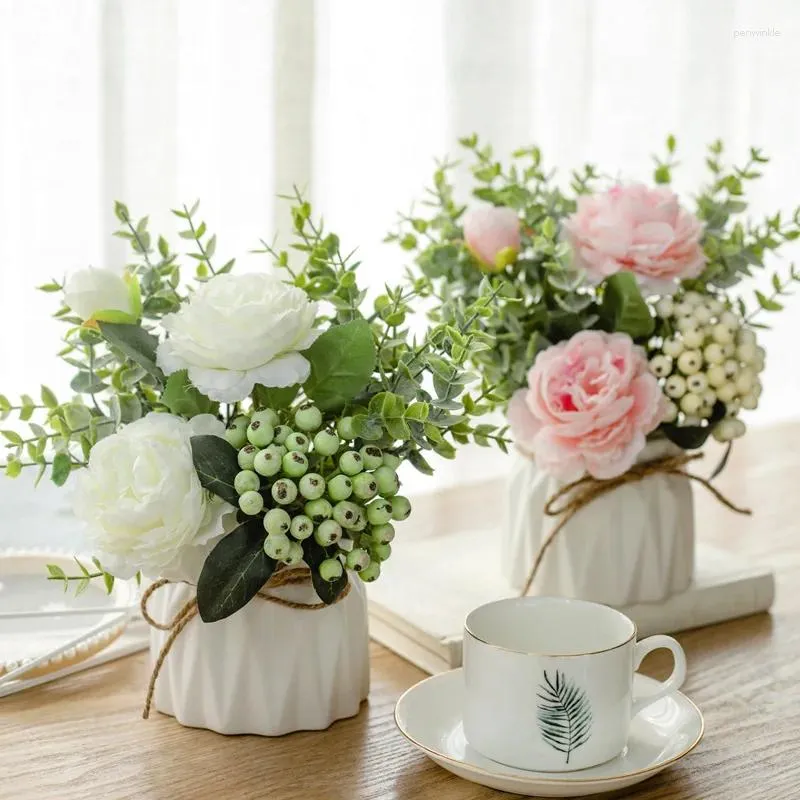 Fleurs décoratives artificielles avec petit vase en céramique, fausses roses, plantes, feuilles d'eucalyptus, baies, arrangements floraux, décorations pour la maison