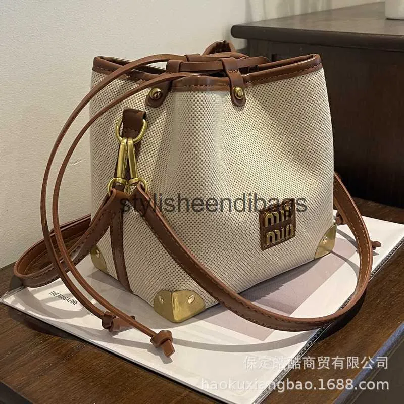 Shoulder Bags Canvas bag for womens spring and summer 2024 new fashionable niche design single shoulder crossbody high-end feeling foreign style bucket H240401