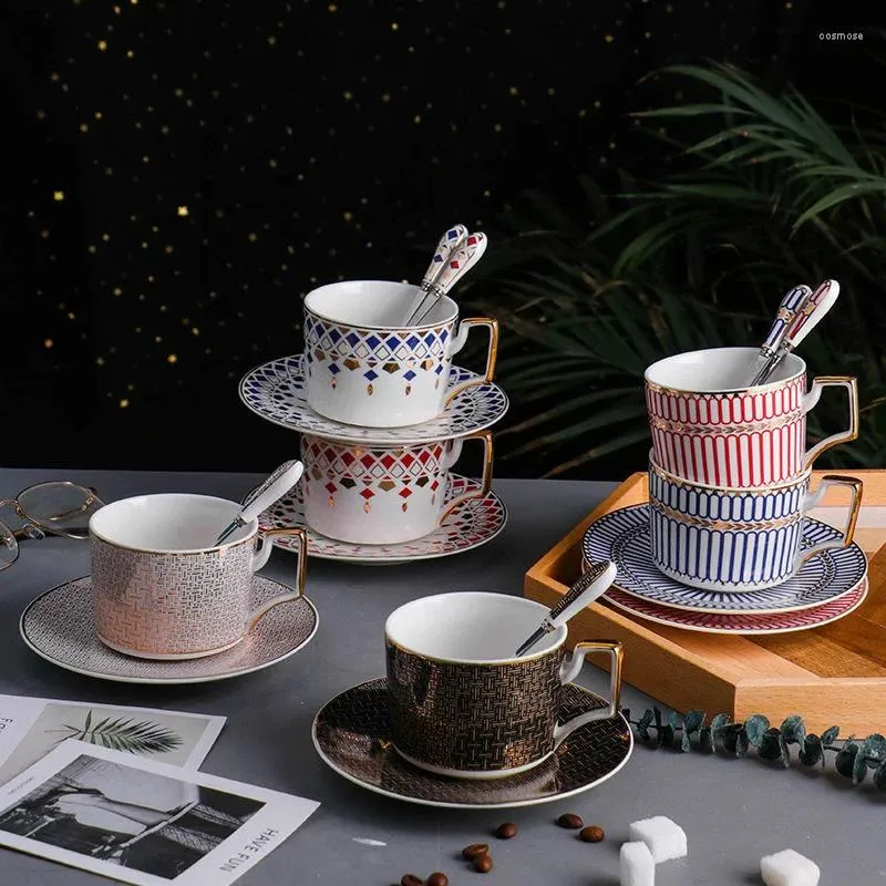 Tazze Piattini Tazza da caffè e piatto in ceramica Set europeo piccolo lusso inglese tè pomeridiano Nero per la casa Semplice Bone China