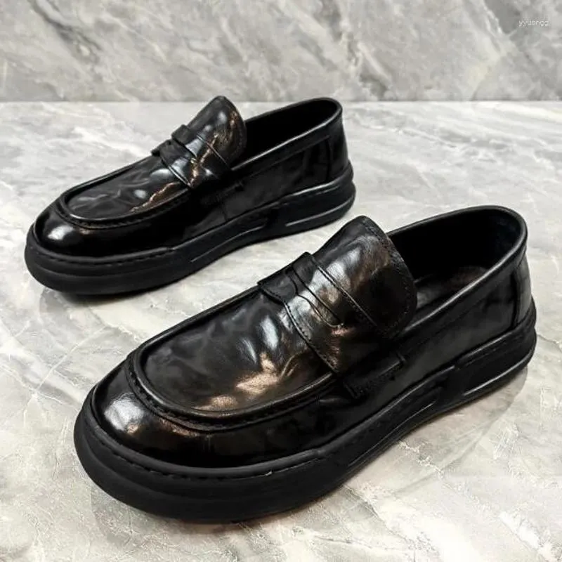 Scarpe casual 2024 Mocassini da guida da uomo in pelle pieno fiore nera Moda Slip On da uomo Tacco spesso