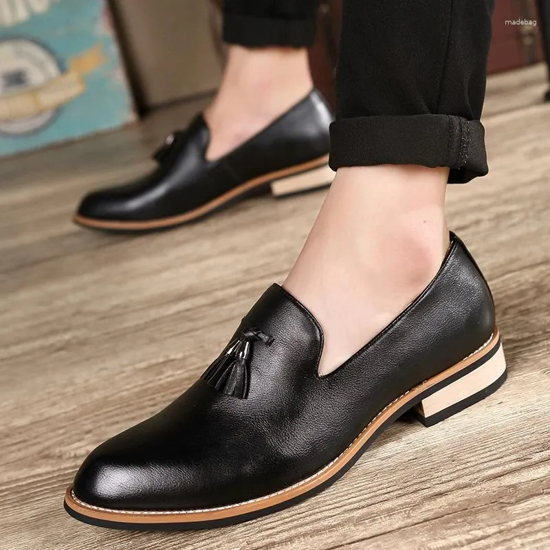 Chaussures décontractées pointues en cuir pour hommes, mocassins de styliste marron et noir, mocassins pour robe de mariée italienne avec pompon