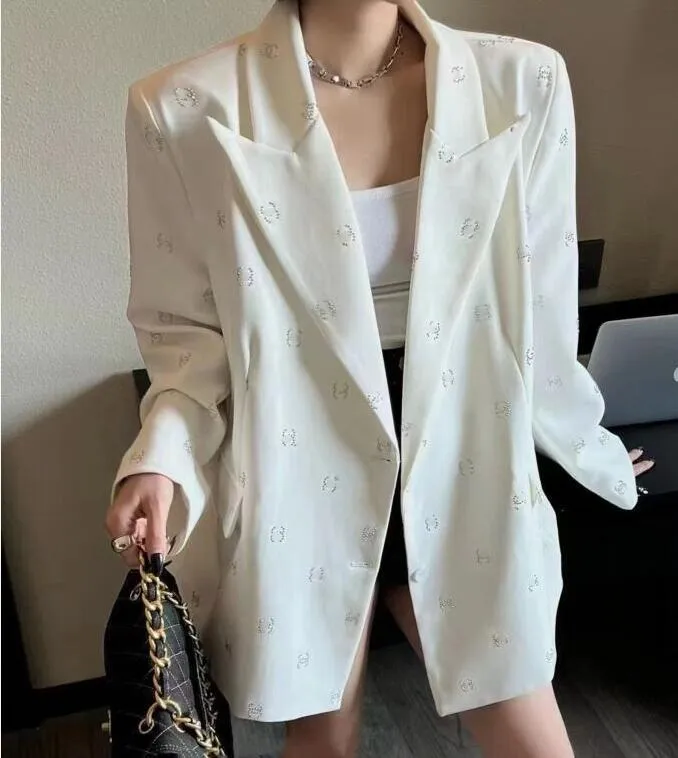 Ny Spring Women's Jacket blazer kostym svartvitt högkvalitativt lapel klassisk c-bokstäver tung industri full diamant glittrande temperament rockar outwear