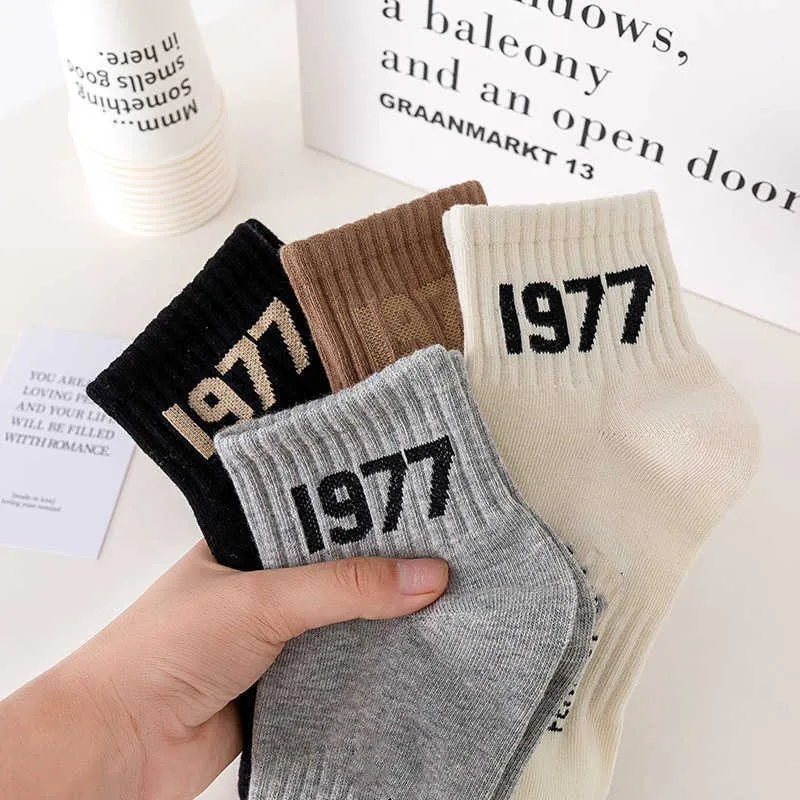 Socken, Strumpfwaren, Socken für Jungen, Sommer-Buchstaben, kurze Socken, klassisch, 1977, trendige Socken mit Co-Branding, personalisierter Instagram-Stil, niedrig geschnittene, flach geschnittene Socken, trendige