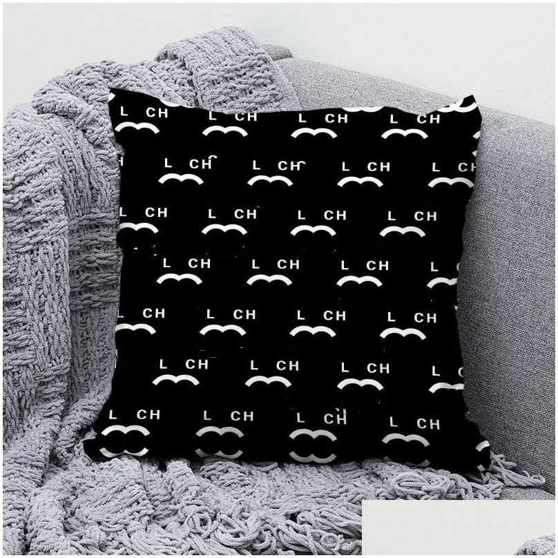 Cushion/Decorative Pillow Designer Luxury Letter High Quality Bedding Home Room Decor Pillowcase Couch Chair Black And White Car Mtisi Dhzvf