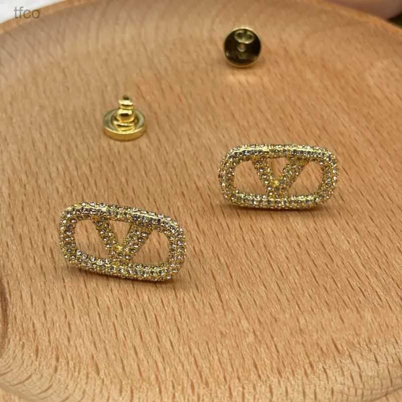 Gold Color Women Designer Kolczyki stadninowe luksusowy styl pełny diamenty najwyższej jakości kolczyki zaręczynowe mosiężne