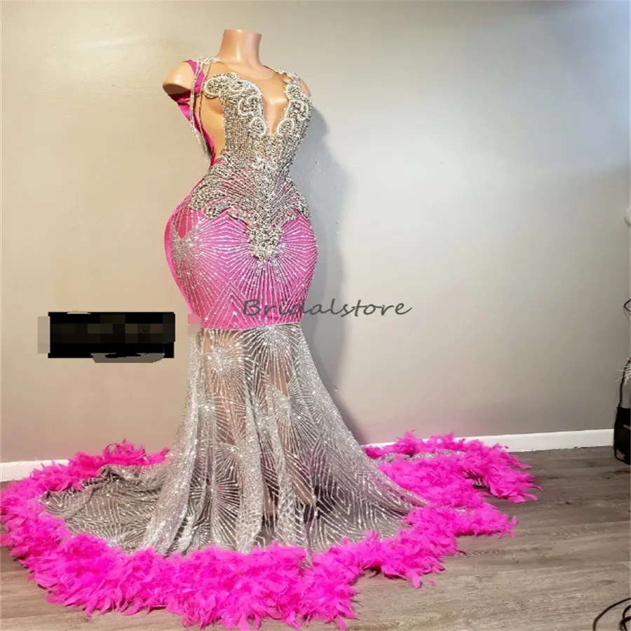 Splendido abito da sera con strass rosa caldo 2024 Sirena lucida Ragazze nere Abiti da ballo in piume Plus Size Cerimonia Abiti da festa di compleanno formale Abito da spettacolo di lusso