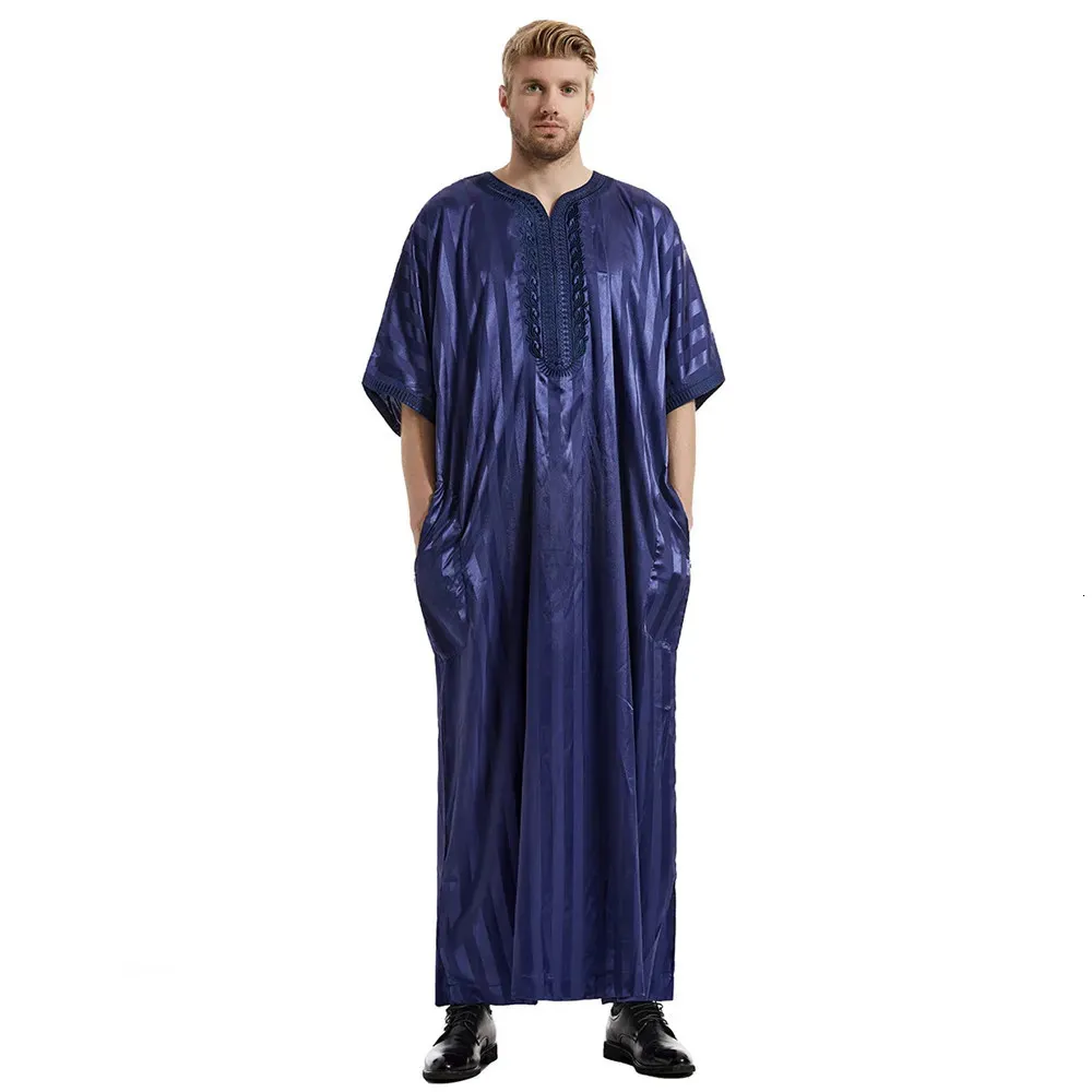 Robe musulmane Ramadan Abayas Dubaï Kaftan décontracté Robe en satin à rayures Costume islamique à manches courtes Jubba Thobe pour hommes Moyen-Orient 240328