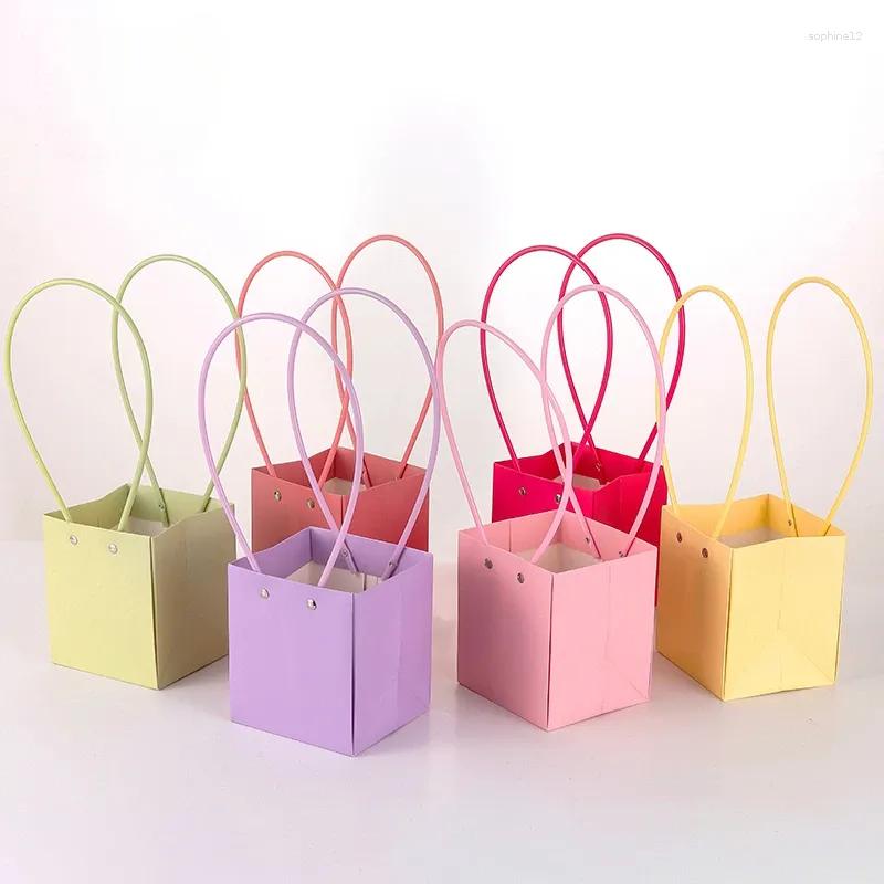 Cadeau cadeau 10pcs coloré papier kraft imperméable à l'eau sac à main snack bouquet sacs à main festival emballage de fleurs