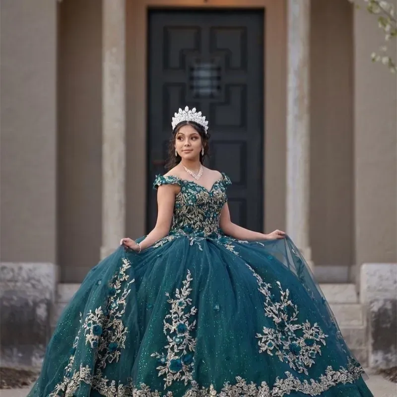 Klänningar Emerald Green Shiny Princess Off the Shoulder Ball Gown Quinceanera Dresses Beaded Applique 3D Flower With Cape Celebrity Party Go