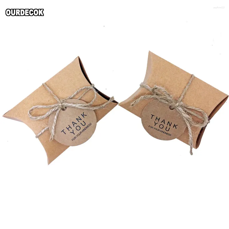 Cadeau cadeau 10pcs / lot mignon kraft papier oreiller boîte de bonbons boîtes de faveurs de mariage avec étiquettes maison fête d'anniversaire approvisionnement