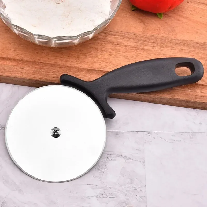 NY 2024 NYA ROINELESS STÅL ROLLER PIZZA CUTER HJUL 9 cm Stora hjulpizza skärande skivbakning Cutter Convenience Kitchen Gadget1. för