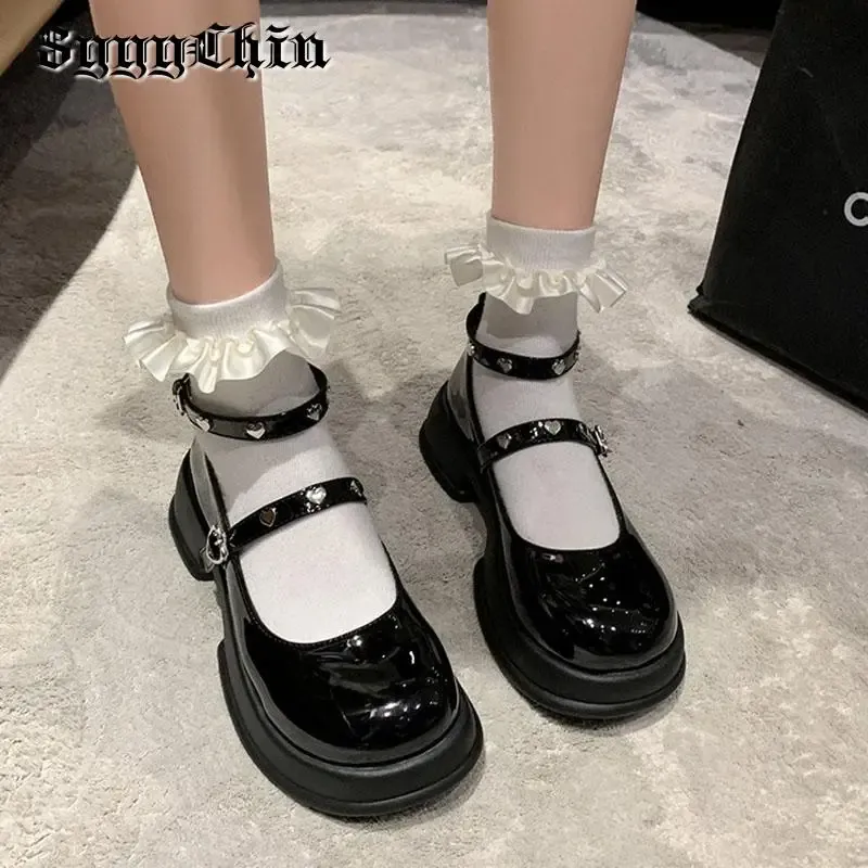 Pumpar kvinnor pumpar Mary Jane Chunky Heel Platform Metal Heart Belt Ladies Sandaler Lolita Fashion Ankel Strap Sweet Female Shoes