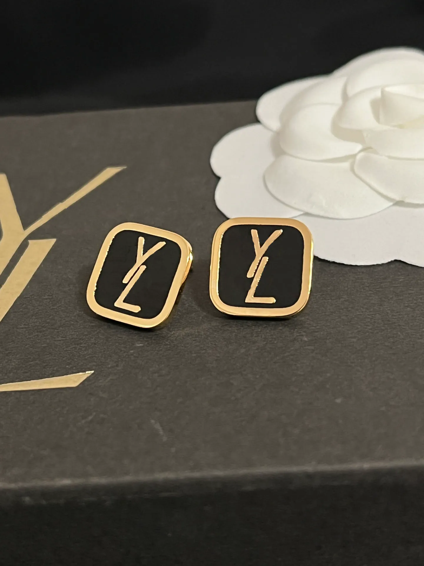 Butikowy luksusowe kolczyki złota marka projektant logo logo wysokiej jakości mosiężne kolczyki zaprojektowane do uroczych damskich przyjęcia urodzinowych