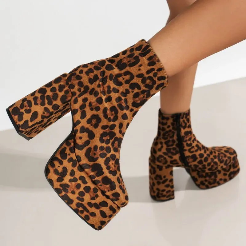 Boots Women Leopard Chelsea Botas de tornozelo inverno 2023 Nova plataforma robusta sapatos de salto alto designer gótico BOTAS SEXY BOMBAS SEXY