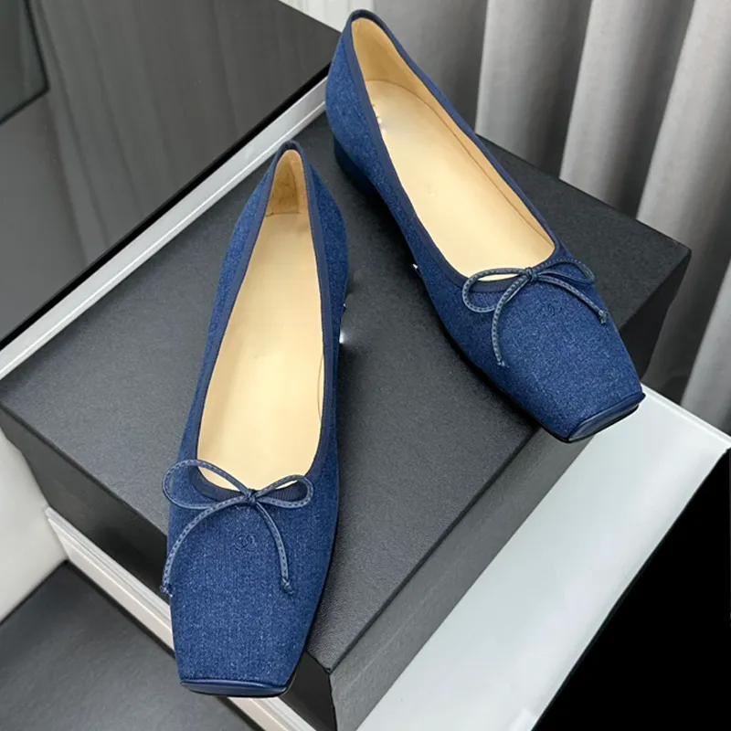 Scarpe eleganti da donna Ballerine Punta quadrata Tacco grosso Scarpe Mary Jane Fiocco in metallo Mocassini blu denim Pelle di agnello Slip On Mules Sandali Abbigliamento per tutte le stagioni