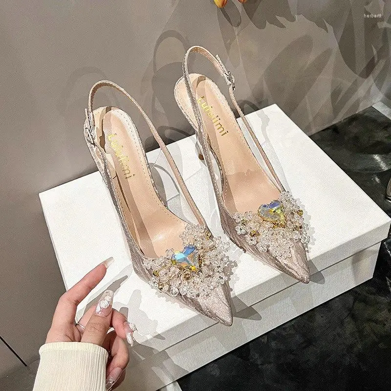 Scarpe eleganti 2024 Décolleté con diamanti a punta con tacco fine Scintillii di perle con colla di vetro Sandali con tacco alto con colla di vetro Baotou