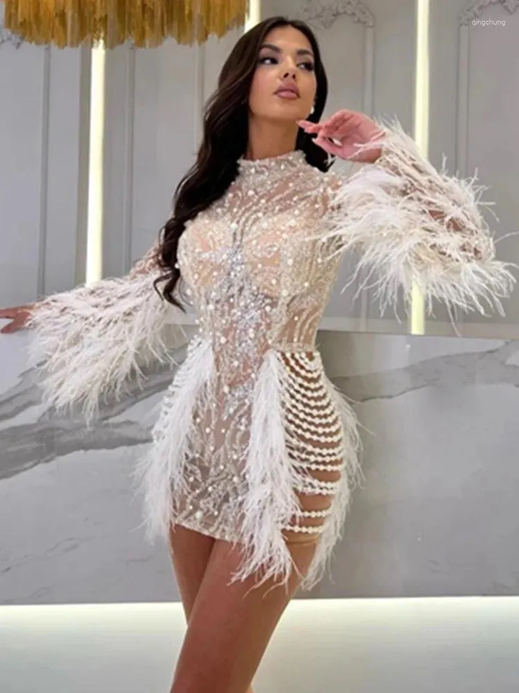 Robes décontractées Femmes Celebrity Sexy À Manches Longues Plume Blanc Mini Perle Robes Moulantes Robe 2024 Élégant Soirée Club